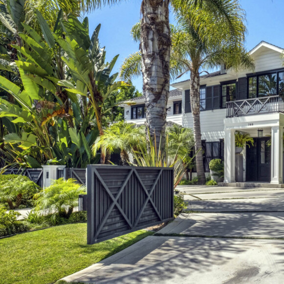 La villa de Johnny Hallyday à Pacific Palisades vendue en février 2021 pour 13 millions d'euros à Los Angeles. La superbe villa de 1000 m2 habitables est dotée de sept chambres, huit salles de bains, de plusieurs salons, d'une bibliothèque, d'une cave à vin, d'une salle de cinéma avec 18 sièges, d'un sauna, et même d'un studio d'enregistrement. Le 5 juillet 2021 