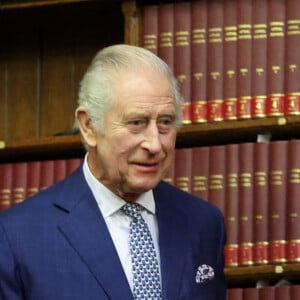 Pour rappel, la comtesse Mountbatten était une amie proche de la reine Elizabeth et du duc d'Édimbourg.
Le roi Charles III visite les cours royales de justice du centre de Londres pour célébrer le travail du Service des cours et tribunaux de sa Majesté avec le personnel et les bénévoles des cours royales de justice.