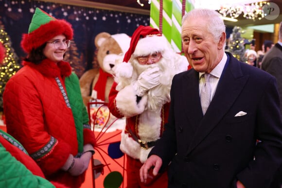 Le roi Charles III d'Angleterre lors d'une visite au centre commercial Ealing Broadway et au marché de Noël pour rencontrer des propriétaires d'entreprises locales et parler aux récipiendaires du King's Award for Voluntary Service, à Londres, Royaume Uni, le 7 décembre 2023. 
