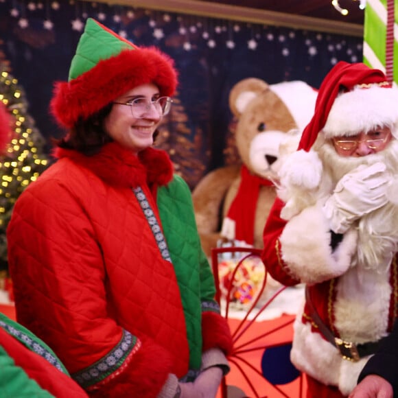 Le roi Charles III d'Angleterre lors d'une visite au centre commercial Ealing Broadway et au marché de Noël pour rencontrer des propriétaires d'entreprises locales et parler aux récipiendaires du King's Award for Voluntary Service, à Londres, Royaume Uni, le 7 décembre 2023. 