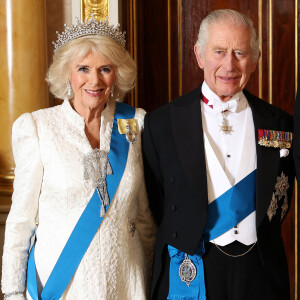 Souhaitant être roi novateur et qui balaye certaines traditions royales un peu trop vieillottes, Charles III a fait une entorse au protocole en cette fin d'année
La reine consort Camilla, le roi Charles III d'Angleterre - La famille royale du Royaume Uni lors d'une réception pour les corps diplomatiques au palais de Buckingham à Londres