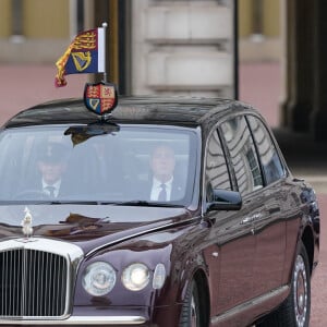 Le roi Charles III d'Angleterre et Camilla Parker Bowles, reine consort d'Angleterre, quittent le palais de Buckingham lors de la visite du président sud-coréen à Londres, le 21 novembre 2023. 