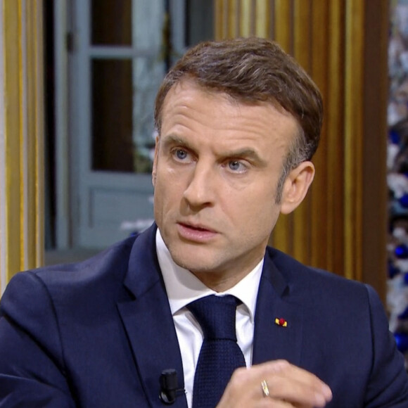 Emmanuel Macron apparaît sur la vidéo avec des nattes blondes
Captures d'écran - Le président Emmanuel Macron s'exprime lors de l'émission "C à vous" au palais de l'Elysée le lendemain de l'adoption de la loi Immigration. Paris, le 20 décembre 2023. © Jack Tribeca / Bestimage 