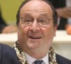 On aperçoit François Hollande en petit bikini
Dédicace de Francois Hollande au salon des Maires de France. Paris, le 21 novembre 2023.