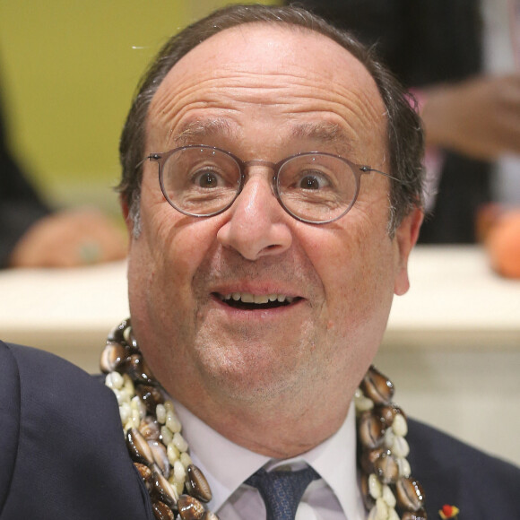 On aperçoit François Hollande en petit bikini
Dédicace de Francois Hollande au salon des Maires de France. Paris, le 21 novembre 2023.