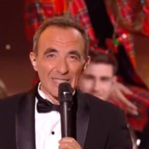 Et a failli tomber, lui occasionnant un sourire.
Nikos Aliagas en plein fou rire, Star Academy 2023 @ TF1