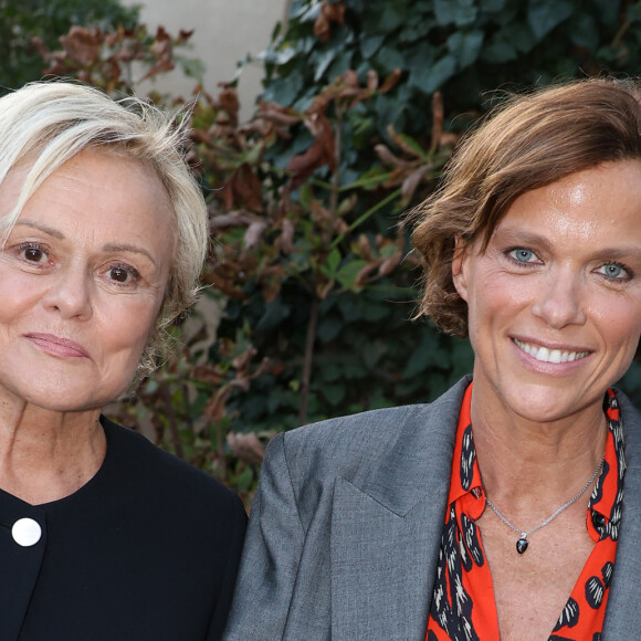 Lors de ce dîner, l'épouse de Muriel Robin a évoque la mort de son frère.
Muriel Robin et Anne Le Nen lors de l'inauguration du jardin des ambassadeurs Line Renaud à Paris le 2 octobre 2023. © Coadic Guirec / Bestimage 