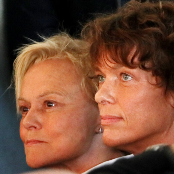 Anne Le Nen et sa femme Muriel Robin étaient les invitées de Thierry Ardisson dans son émission "214, rue de Rivoli".
Muriel Robin et sa femme Anne Le Nen - Les célébrités rendent un dernier hommage au comédien, dramaturge et metteur en scène français Roger Louret en la salle du Magre à Monclar, France. © Patrick Bernard/Bestimage