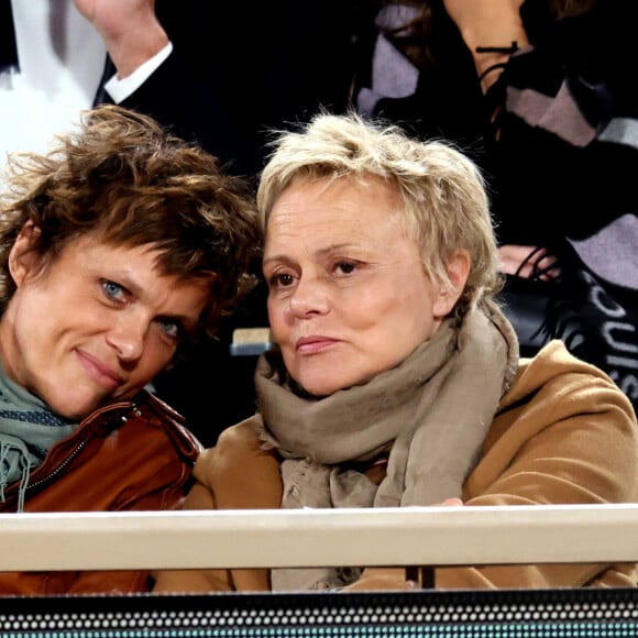 Muriel Robin et sa femme Anne Le Nen - Célébrités dans les tribunes des internationaux de France de Roland Garros à Paris le 31 mai 2022. © Cyril Moreau - Dominique Jacovides/Bestimage 