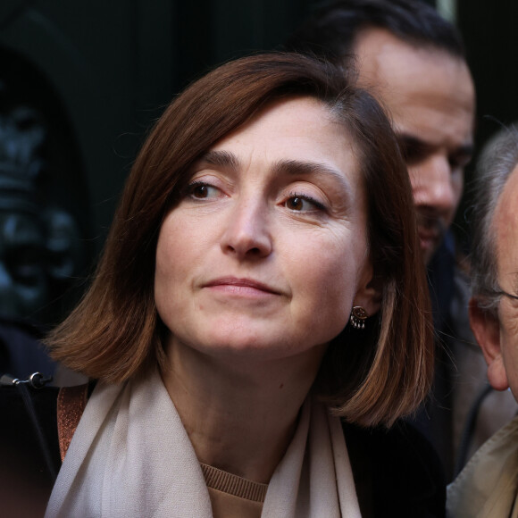Sur cette image, on aperçoit, flou, à travers l'encadrement d'une porte à l'arrière, une présence humaine.
Julie Gayet - Marche silencieuse pour la paix au Proche-Orient, entre l'Institut du monde arabe et le musée d'art et d'histoire du judaïsme à Paris, le 19 novembre 2023. © Denis Guignebourg / Bestimage