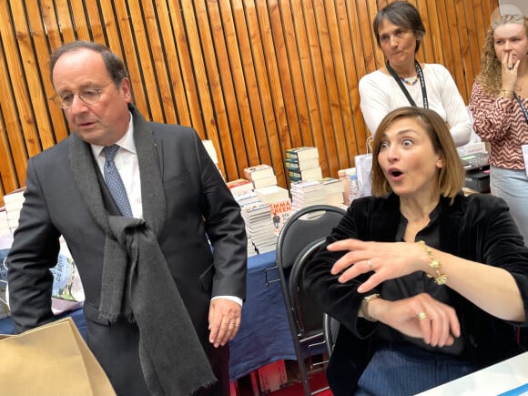 Julie Gayet et son mari François Hollande - 41e Foire du Livre de Brive dans La Halle Brassens, à Brive-la-Gaillarde, le 11 novembre 2023. © Fabien Faure/Bestimage