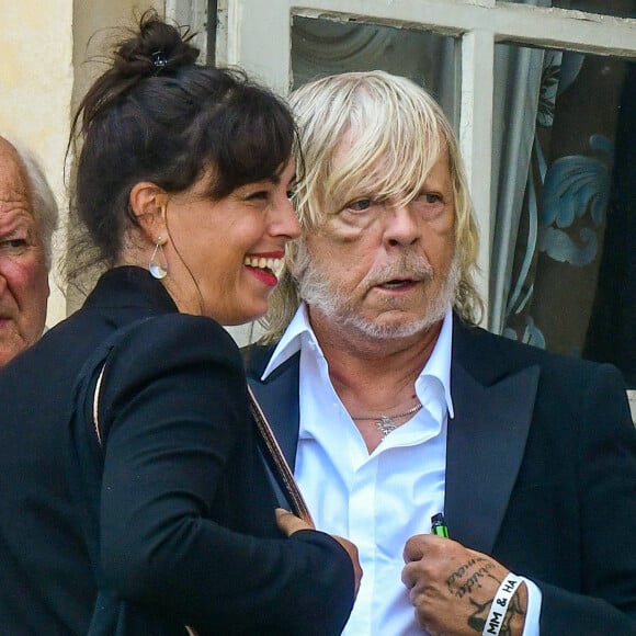  
Le chanteur Renaud (Renaud Séchan) et sa compagne Cerise - Mariage de Hugues Aufray et de Murielle Mégevand à la mairie de Marly-Le Roy, le 2 septembre 2023.