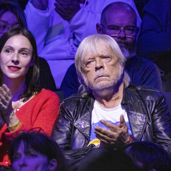 ... mais aussi d'en évoquer certains, issus du passé...
Exclusif - No Web - Renaud et sa fille Lolita Séchan - Enregistrement de l'émission "Joyeux anniversaire Renaud" au Dôme de Paris, diffusée le 10 mai sur France 2 © Cyril Moreau / Bestimage Pour marquer son grand retour, Renaud sera en exclusivité sur France 2 pour une soirée événement qui s'annonce aussi unique qu'exceptionnelle.  Rare à la télévision, chacune de ses apparitions est attendue par ses nombreux fans et le grand public. Avec 27 albums, 20 millions de disques vendus et 6 Victoires de la musique, Renaud est un artiste incontournable de la chanson française. A l'occasion de son 70e anniversaire et de la sortie de son nouvel album, Métèque, dans lequel il revisite 13 grandes chansons de la musique française, Renaud nous offre un show exceptionnel !  Dans Joyeux Anniversaire Renaud, sur la scène du Dôme de Paris, il chantera en exclusivité plusieurs titres de son nouvel opus et partagera la scène avec ses amis lors de duos créés uniquement pour cette soirée. Ils interpréteront ainsi quelques-uns de ses titres les plus emblématiques.  Au fil de la soirée, en présence de Renaud, de nombreux artistes viendront chanter ses plus grands succès. De Mistral gagnant à Morgane de toi, de Manu à Manhattan Kaboul en passant par Dès que le vent soufflera, Mon beauf ou bien encore En cloque, nous allons vivre une grande soirée de partage et de musique avec cet artiste iconique. L'acteur J.P.Rouve, ami intime de Renaud, en véritable conteur, nous apportera un éclairage émouvant et espiègle sur l'histoire de ces tubes mythiques grâce la diffusion d'archives rares.  Exclusive - No Web No Blog pour Belgique et Suisse