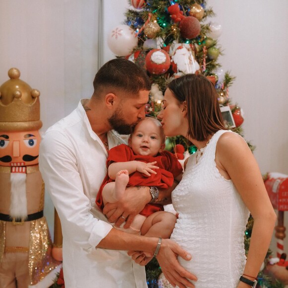 On peut voir Giuseppa dans une robe blanche moulante mettre en avant son baby bump, leur fille Giorgia (née le 28 avril 2023) porter une tenue festive rouge.
Paga et Giuseppa annoncent qu'ils vont avoir un deuxième enfant.