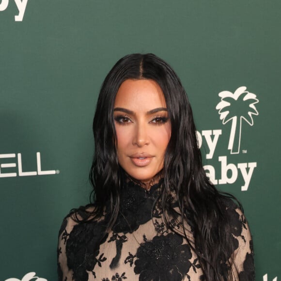 Kim Kardashian au gala Baby2Baby présenté par Paul Mitchell au Pacific Design Center le 11 novembre 2023 à West Hollywood en Californie