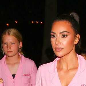 Kim Kardashian a organisé une pyjama party sur le thème de Barbie à l'occasion du 10ème anniversaire de sa fille North West le 14 juin 2023. Kim a été rejointe par sa soeur Kourtney Kardashian, sa fille North West et ses amis, dont la fille de Jessica Simpson, Maxwell, et la soeur de Selena Gomez, Gracie pour un dîner au restaurant Nobu avant de terminer la soirée au Beverly Hills Hotel.