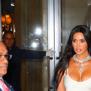 Kim Kardashian sort de l'hôtel Ritz Carlton pour aller à la soirée de gala Time 100 au Lincoln Center à New York le 26 avril 2023. 
