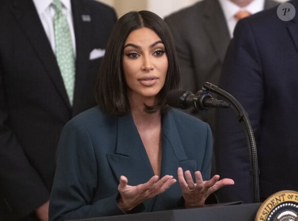 A commencer par Kim Kardashian, dont la fortune est estimée à 1,7 milliard de dollars selon Forbes grâce à ses sociétés de cosmétiques, de capital-investissement et de sous-vêtements notamment
Kim Kardashian reçue par le président Donald Trump à la Maison Blanche à Washington, DC, le 13 juin 2019 