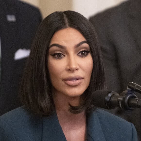 A commencer par Kim Kardashian, dont la fortune est estimée à 1,7 milliard de dollars selon Forbes grâce à ses sociétés de cosmétiques, de capital-investissement et de sous-vêtements notamment
Kim Kardashian reçue par le président Donald Trump à la Maison Blanche à Washington, DC, le 13 juin 2019 