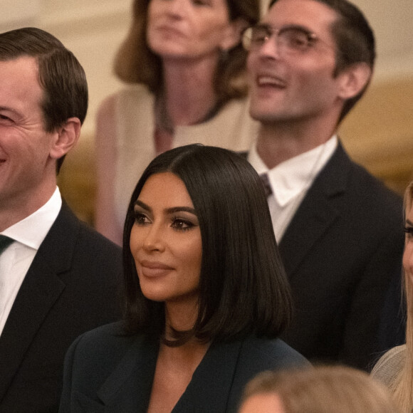 Certains voient même en elle la stature de la première femme présidente des Etats-Unis après un passage à la Maison Blanche pour défendre une réforme carcérale
Kim Kardashian reçue par le président Donald Trump à la Maison Blanche à Washington, DC, le 13 juin 2019 
