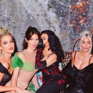 Kylie Jenner a créé une marque de cosmétiques et de vêtements, grâce auxquelles sa fortune est estimée à environ 700 millions de dollars. Redoutables, on vous a dit...
La famille Kardashian