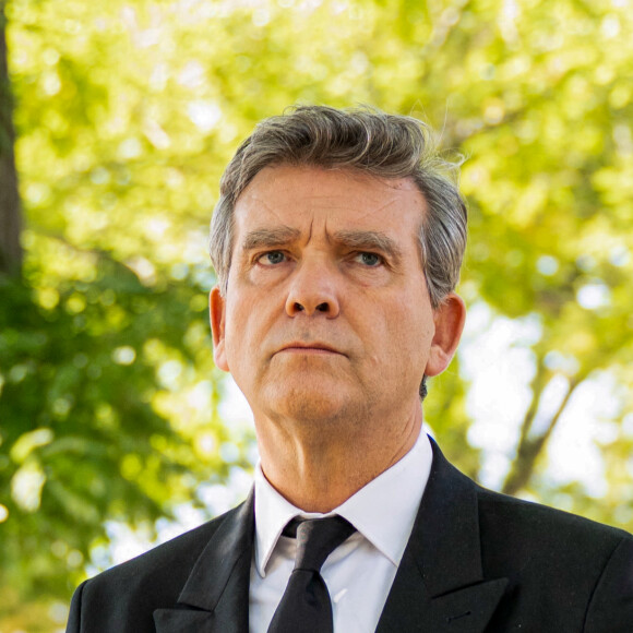 Arnaud Montebourg - Obsèques du journaliste Jean-Pierre Elkabbach au cimetière du Montparnasse de Paris, le 6 octobre 2023. © Christophe Clovis/Bestimage