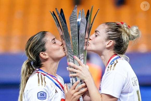 Deux joueuses de l'OL officialisent leur histoire
 
Ellie Carpenter et Danielle Van de Donk - Le club de foot féminin de l'Olympique Lyonnais remporte le Trophée des Championnes face au PSG à Troyes.