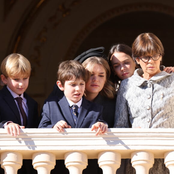 Sacha Casiraghi, Raphael Elmaleh, Camille Gottlieb, Pauline Ducruet et la princesse Stéphanie de Monaco - La famille princière de Monaco au balcon du palais, à l'occasion de la Fête Nationale de Monaco. Le 19 novembre 2023 © Claudia Albuquerque / Bestimage 