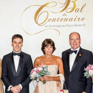 Il faut dire que parmi la famille princière, Louis Ducruet et Camille Gottlieb sont plus engagés.
Le prince Albert II de Monaco, la princesse Stéphanie de Monaco, Louis Ducruet et sa femme Marie Ducruet, Camille Gottlieb au photocall du Bal du Centenaire en hommage au Prince Rainier III à l'atrium du Casino de Monte-Carlo à Monaco, le 20 octobre 2023. © Jean-Charles Vinaj/Pool Monaco/Bestimage 