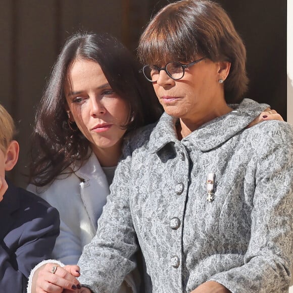 Un rapprochement rare entre la mère et la fille, qui restent plutôt discrètes. 
Pauline Ducruet et sa mère la princesse Stéphanie de Monaco - La famille princière de Monaco au balcon du palais, à l'occasion de la Fête Nationale de Monaco. Le 19 novembre 2023 © Dominique Jacovides-Bruno Bebert / Bestimage 