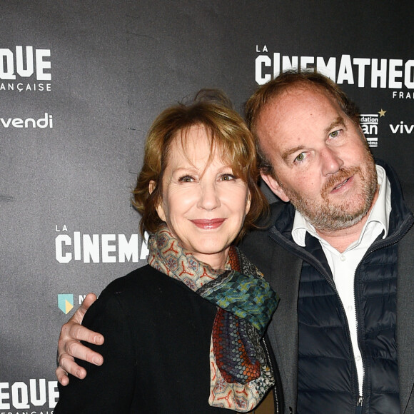 Xavier Beauvois rencontre alors un pépin de santé : "Je suis pris d'une crise d'inflammation veineuse carabinée. Direction les urgences, à l'étage en dessous. On leur explique qu'on est en train de tourner un film, ils s'en fichent"
Nathalie Baye et Xavier Beauvois - Avant-première du film "Les gardiennes" à La Cinémathèque française à Paris le 1er décembre 2017. © Coadic Guirec/Bestimage