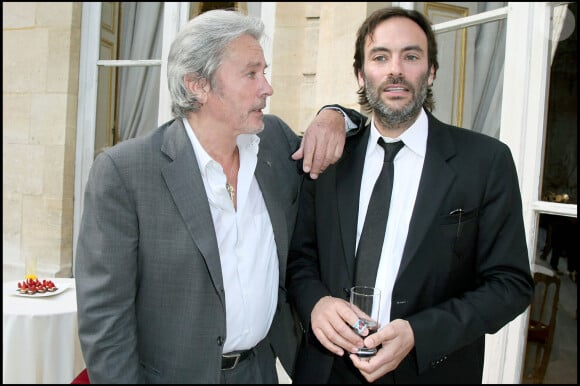 Exclusif - Alain Delon et son fils Anthony Delon - Cyril Viguier élevé au rang de chevalier de l'ordre national du mérite à Matignon le 3 juin 2009