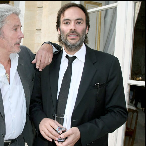 Exclusif - Alain Delon et son fils Anthony Delon - Cyril Viguier élevé au rang de chevalier de l'ordre national du mérite à Matignon le 3 juin 2009