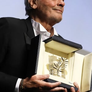 Alain Delon (avec un badge Paris Match d'une ancienne couverture du magazine titrant "Alain Delon, mes deux amours, Rosalie et Anouchka) - Remise de la Palme d'Honneur à Alain Delon lors du 72ème Festival International du Film de Cannes. On may 19th 2019 © Jacovides-Moreau / Bestimage 