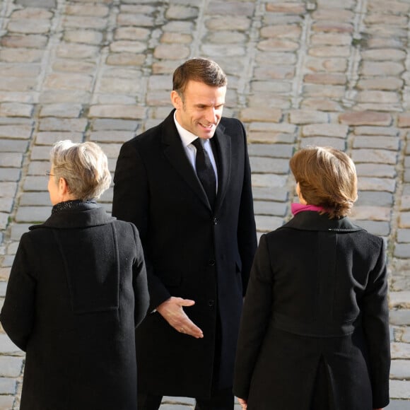 "Il est décédé ce matin (mercredi) à son domicile parisien dans son sommeil"
Emmanuel Macron et sa femme Brigitte Macron - Hommage national à Jacques Delors dans la cour d'honneur de l'Hôtel national des Invalides à Paris le 5 janvier 2024. © Dominique Jacovides / Bestimage