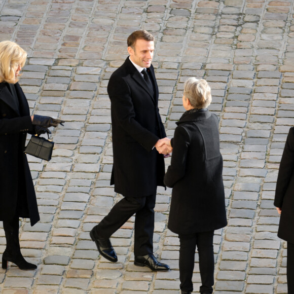 Le président Emmanuel Macron et sa femme Brigitte Macron - Hommage national à Jacques Delors dans la cour d'honneur de l'Hôtel national des Invalides à Paris le 5 janvier 2024. © Dominique Jacovides / Bestimage