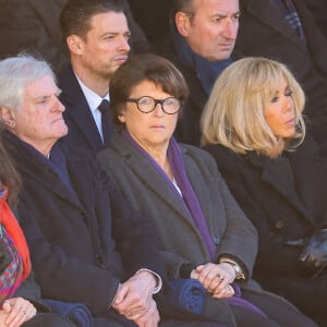 C'est sa fille, Martine Aubry, qui l'avait annoncé à l'AFP le jour-même.
Clémentine Aubry, Martine Aubry, son mari Jean-Louis Brochen, Brigitte Macron - Hommage national à Jacques Delors dans la cour d'honneur de l'Hôtel national des Invalides à Paris le 5 janvier 2024. © Dominique Jacovides / Bestimage