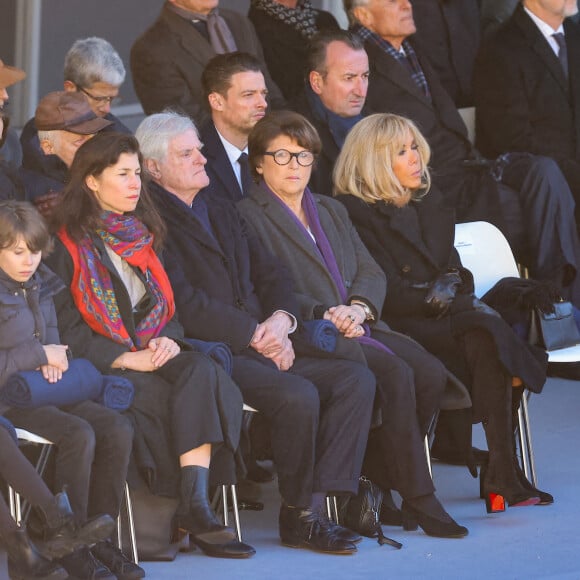 Martine Aubry était épaulée, dans sa peine, par son mari Jean-Louis Brochen, mais aussi par sa fille Clémentine, son gendre et ses deux petits-enfants, Olympe et Augustin.
Clémentine Aubry avec ses enfants, Martine Aubry et son mari Jean-Louis Brochen, Brigitte Macron - Hommage national à Jacques Delors dans la cour d'honneur de l'Hôtel national des Invalides à Paris le 5 janvier 2024. © Dominique Jacovides / Bestimage