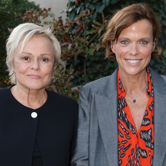 Le duo a même reçu une standing ovation pour l'ultime représentation, séquence émouvante dont Anne Le Nen, la femme de Muriel Robin, a dévoilé des images sur Instagram. 
Muriel Robin et Anne Le Nen lors de l'inauguration du jardin des ambassadeurs Line Renaud à Paris