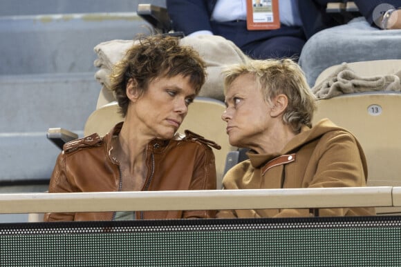 Muriel Robin et sa femme Anne Le Nen - Célébrités dans les tribunes des internationaux de France de Roland Garros à Paris le 31 mai 2022. © Cyril Moreau - Dominique Jacovides/Bestimage 