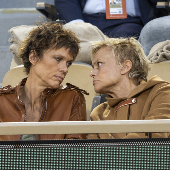 Muriel Robin et sa femme Anne Le Nen - Célébrités dans les tribunes des internationaux de France de Roland Garros à Paris le 31 mai 2022. © Cyril Moreau - Dominique Jacovides/Bestimage 