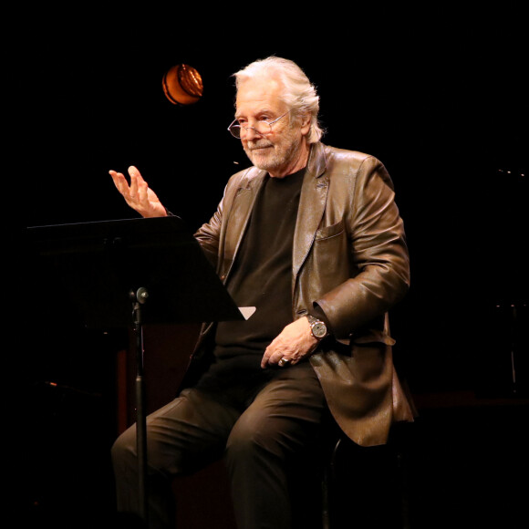 Pierre Arditi sur scène - Pour ses Adieux au Théâtre du Rond-Point qu'il a dirigé 20 ans, Jean-Michel Ribes a reçu les hommages et les remerciements des comédiens qui ont joué sur cette scène. Paris, France, le 12 Décembre 2022. © Bertrand Rindoff / Bestimage 