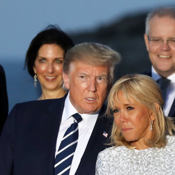 Donald Trump s'est même permis d'imiter Emmanuel Macron en utilisant un accent français
Le président américain Donald Trump avec sa femme Melania Trump, le président français Emmanuel Macron avec sa femme Brigitte Macron, La chancelière allemande Angela Merkel - Les dirigeants du G7 et leurs invités posent pour une photo de famille lors du sommet du G7 à Biarritz, France, le 25 août 2019. © Dominique Jacovides/Bestimage