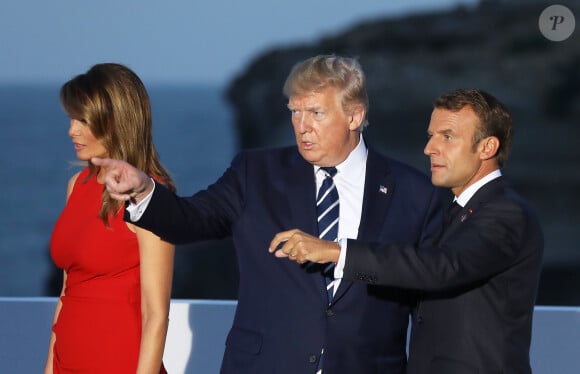 Le président américain Donald Trump avec sa femme Melania Trump, le président français Emmanuel Macron - Les dirigeants du G7 et leurs invités posent pour une photo de famille lors du sommet du G7 à Biarritz, France, le 25 août 2019. © Dominique Jacovides/Bestimage