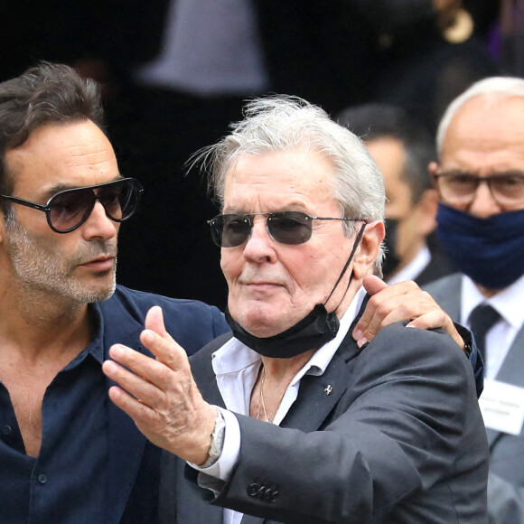 Cela a commencé par une plainte d'Anthony Delon contre sa soeur en raison de l'état de santé de leur père. 
Alain Delon et son fils Anthony - Obsèques de Jean-Paul Belmondo en l'église Saint-Germain-des-Prés, à Paris le 10 septembre 2021. © Dominique Jacovides / Bestimage 