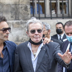 Anthony Delon, Alain Delon - Obsèques de Jean-Paul Belmondo en en l'église Saint-Germain-des-Prés, à Paris le 10 septembre 2021. © Cyril Moreau / Bestimage 