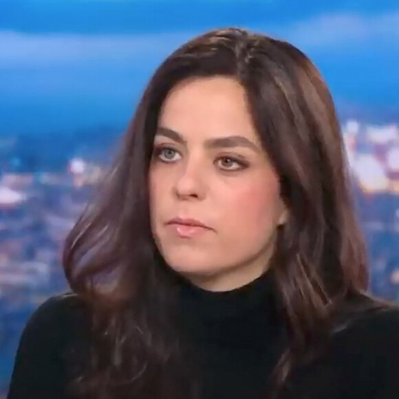 Anouchka Delon, quant à elle, a vivement répliqué.
Captures d'écran d'Anouchka Delon qui a pris la parole face aux dernières accusations de son frère, Anthony sur le plateau du JT de Audrey Crespo-Mara sur TF1 le 7 janvier 2023.