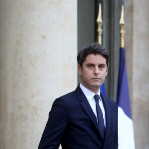 Le ministre de l'Education Gabriel Attal à la sortie du conseil des ministres du palais présidentiel de l'Elysée à Paris, France, le 12 décembre 2023. © Stéphane Lemouton/Bestimage