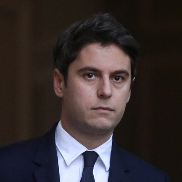 Si Gabriel Attal a toujours sa maman Marie, il a dû faire ses adieux à son papa Yves Attal 
Gabriel Attal à la sortie du conseil des ministres du palais présidentiel de l'Elysée à Paris, France. © Stéphane Lemouton/Bestimage 