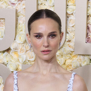 Dans une interview pour WSJ Magazine, l'actrice de 42 ans évoque sa vie à Paris, avec ses 2 enfants : Aleph, 12 ans et Amalia, 6 ans. 
Natalie Portman - Photocall de la 81ème cérémonie des Golden Globes au Beverly Hilton à Los Angeles le 7 janvier 2024. © PI via ZUMA Press Wire / Bestimage